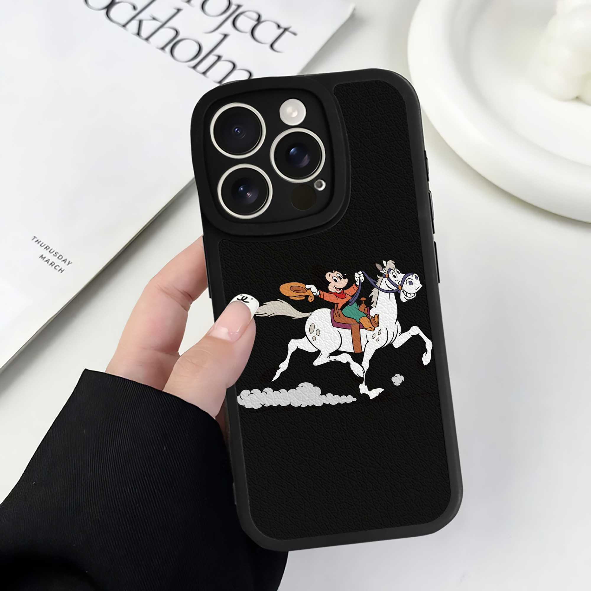 （画像用） ミッキーマウス Mickey Mouse 【iPhone 16シリーズ対応】シリコンスマホケース（レザー調） 材質：シリコン